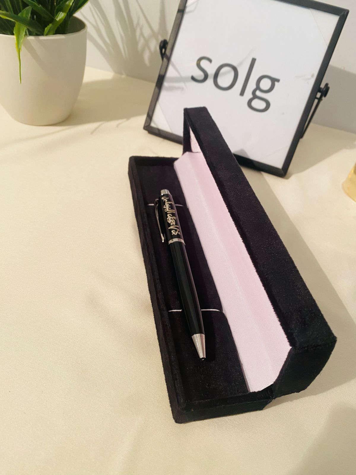 قلم محفور بالاسم مع علبة قطيفة شيك