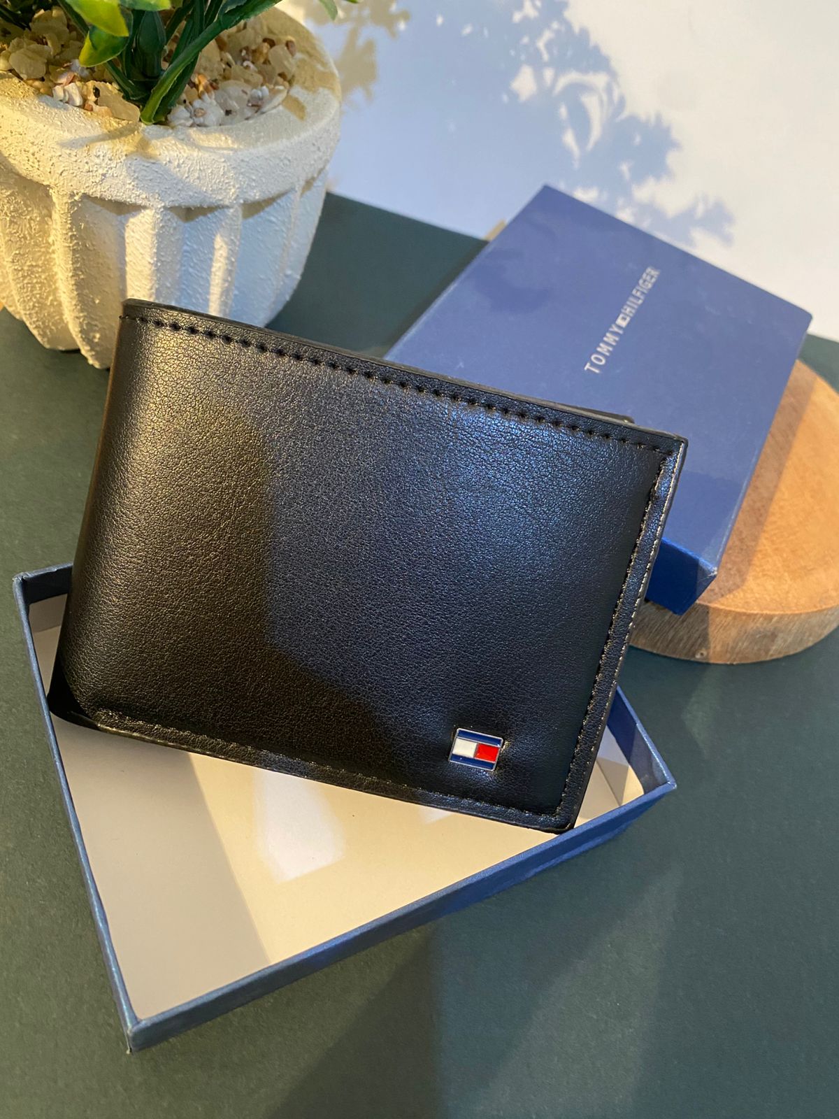 محفظة جلد تومي